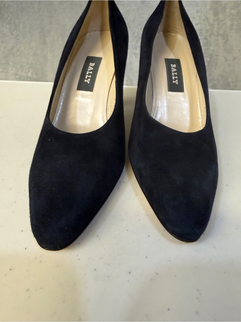 Bally Suede Heels Size 7.5 Navy Pumps with Gold Chain Heel Detail - Picture 4 of 9